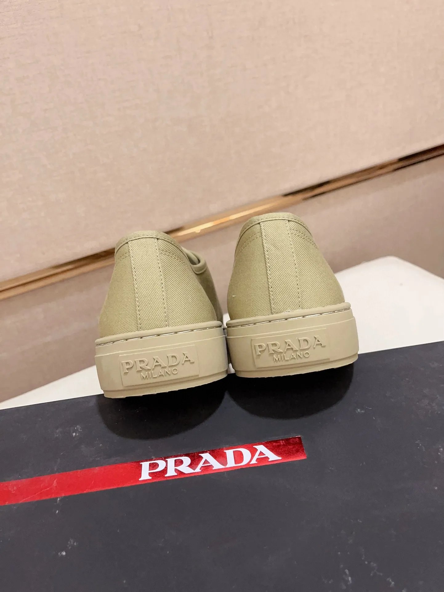 Men's shoes 💰 580💰 ✔️✔️✔️High-quality new PRADA counters are launched at the same time. The new men's shoes and 😘fabrics are selected from first-layer cowhide and are made by pure handicrafts. Lining: Full cowhide lining. 👍🏿 High-end ☄️ air-cushion molded anti-slip rubber outsole, exquisite lines, simple and elegant, comfortable and high-end for leisure travel. Code number: 38 to 44 (45 can be customized)